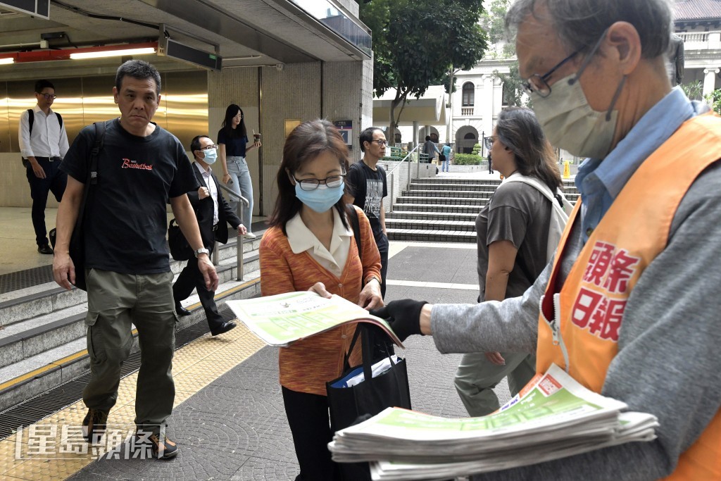 市民踴躍取閱。禇樂琪攝
