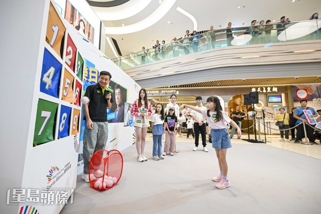 幾位嘉賓與現場小朋友玩遊戲，一齊感受全運會氣氛。