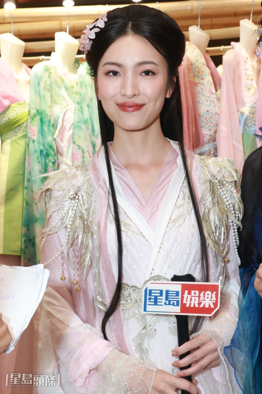 顏懿菲第一次穿華服。