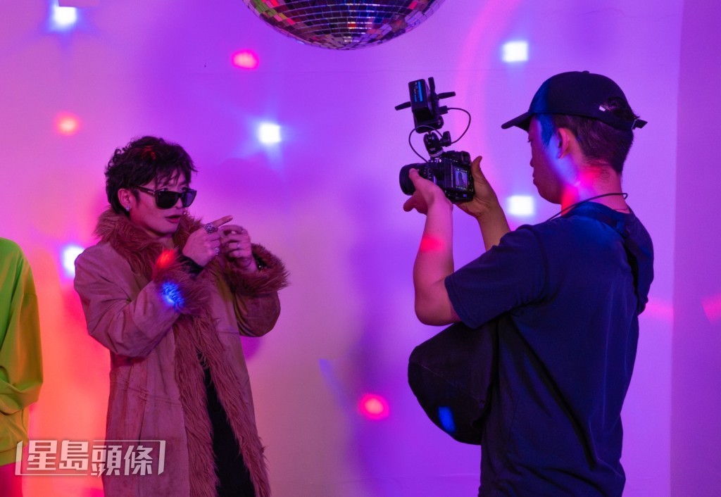 现场布置了Mirror Ball、如摇晃大量彩色射灯的Disco。