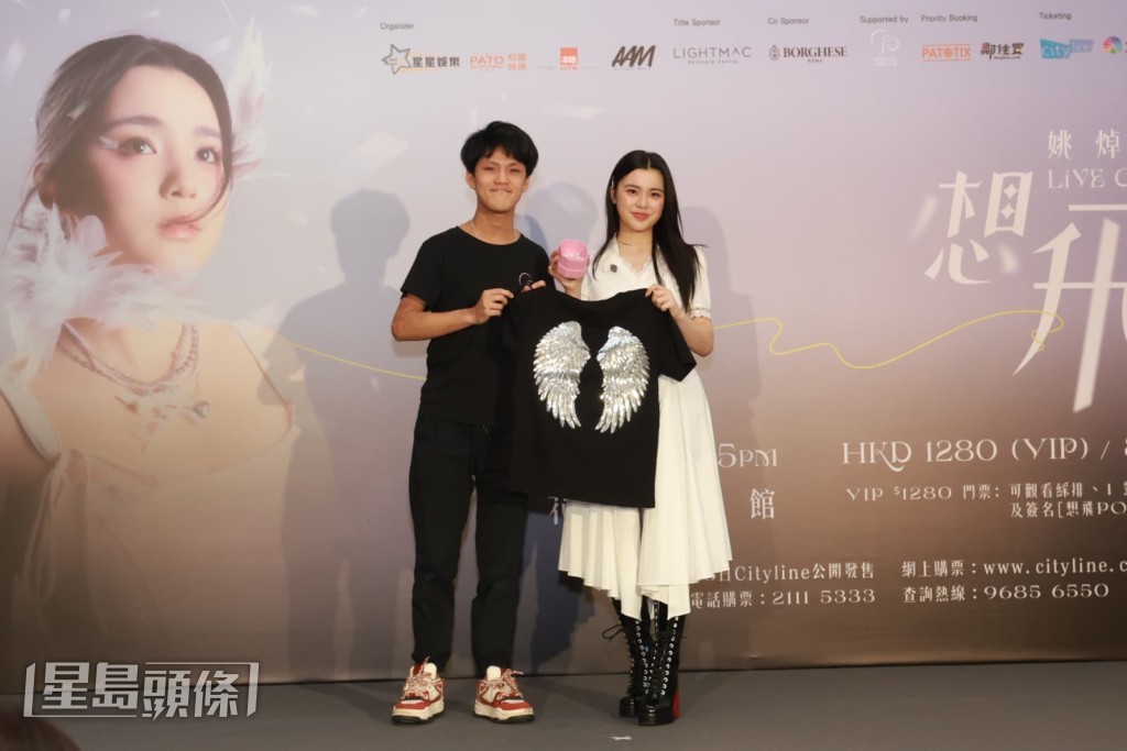 Chantel的歌迷會送了一對水晶翅膀耳環及新歌《想飛之內心獨白》T-shirt。 Chantel的歌迷會送了一對水晶翅膀耳環及新歌《想飛之內心獨白》T-shirt。