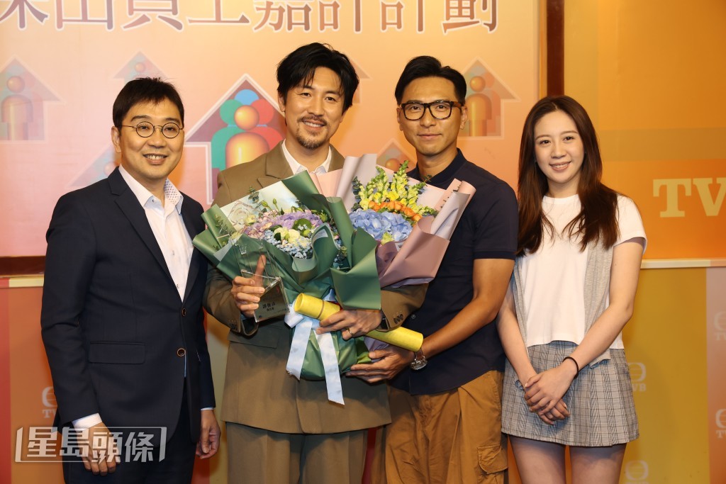 藝人黃子恆和蔡菀庭獻花。 藝人黃子恆和蔡菀庭獻花。