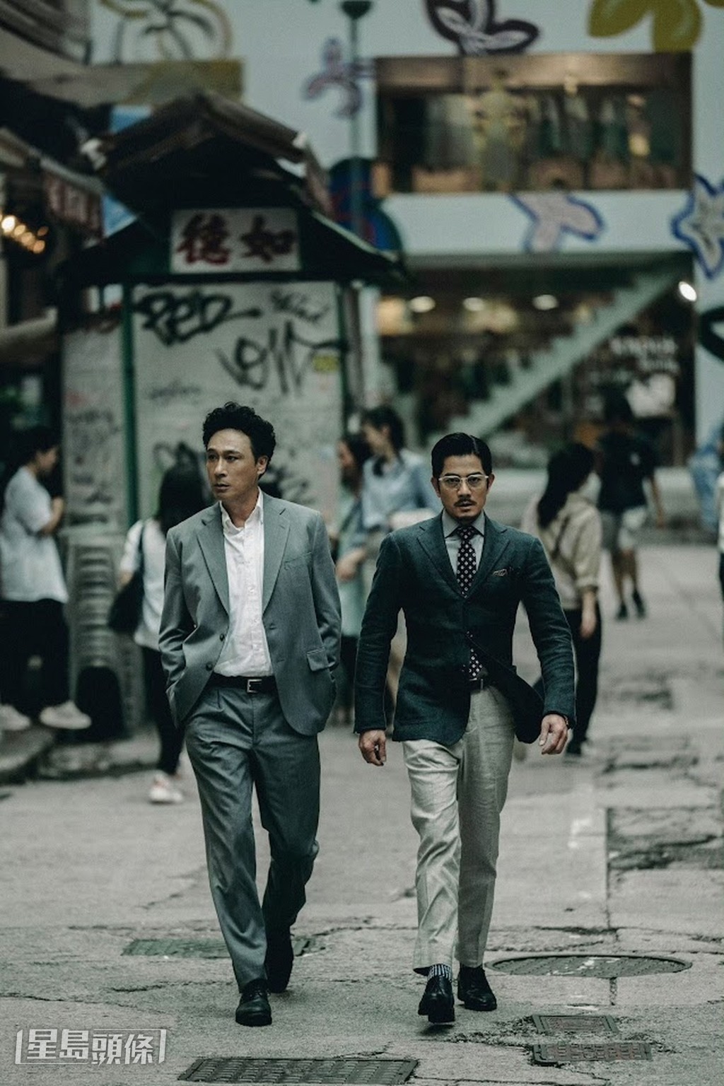 鎮宇飾演的探員與城城飾演的律師為調查真相，以身犯險。