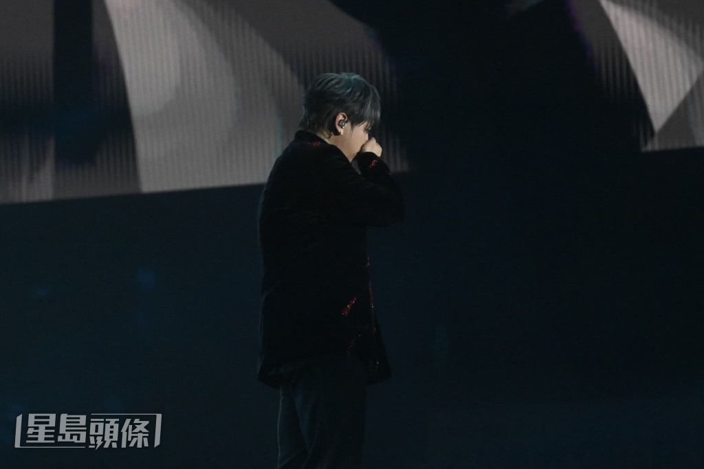 他不時用手遮面。 他不時用手遮面。