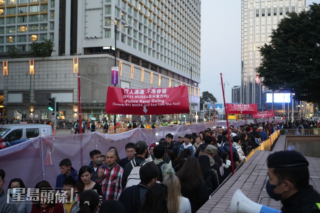 尖東海傍近太空館、文化中心一帶開始實施封路及人流管制措施。劉駿軒攝 尖東海傍近太空館、文化中心一帶開始實施封路及人流管制措施。劉駿軒攝