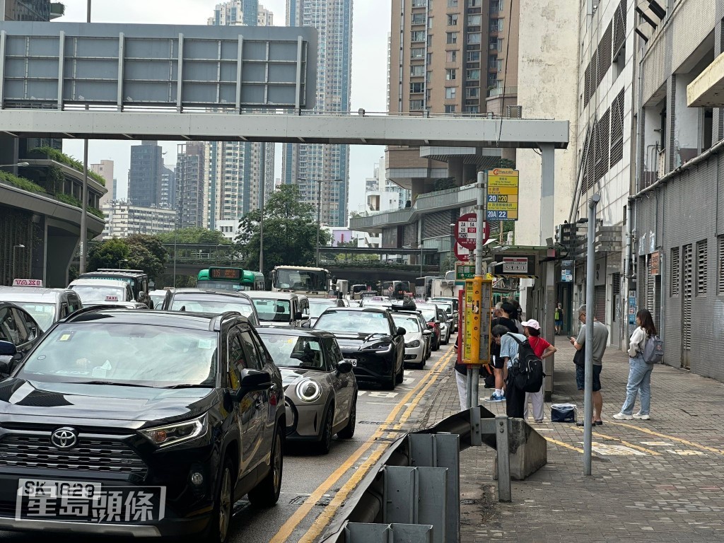 現場交通擠塞。譚智成攝 現場交通擠塞。譚智成攝