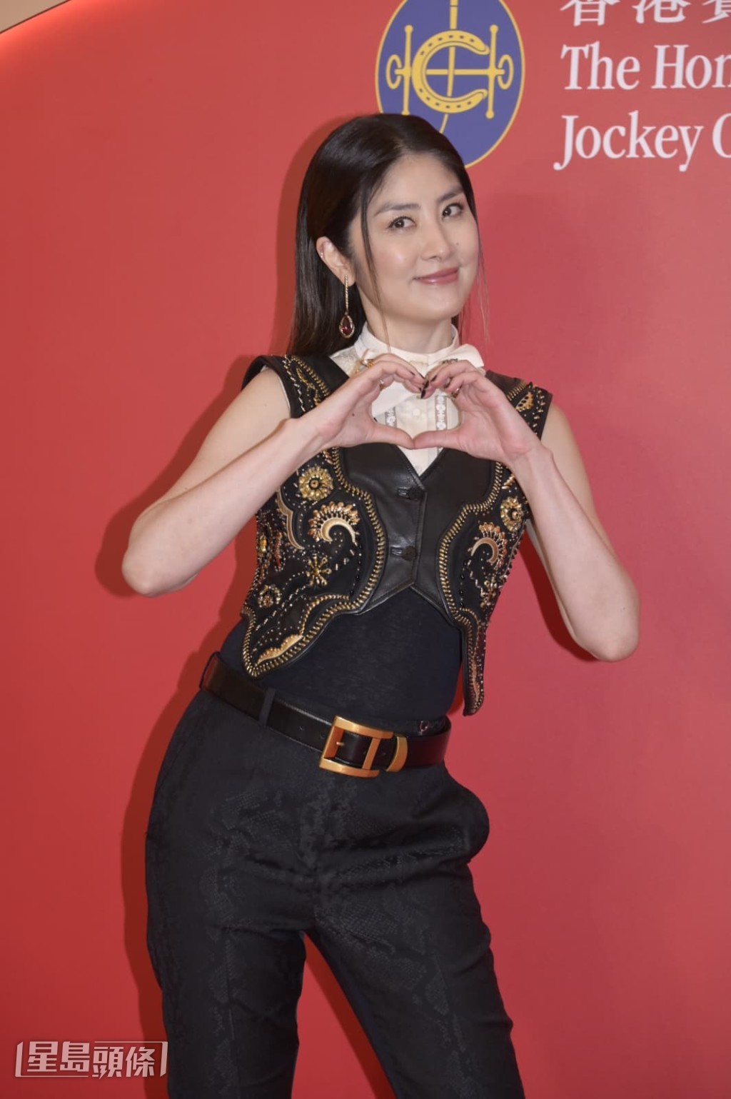 大仔獲網民大讚似宋仲基,Kelly笑言不似。 大仔獲網民大讚似宋仲基,Kelly笑言不似。