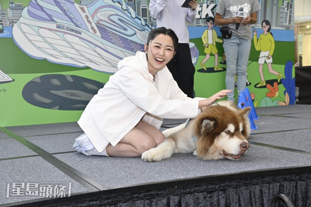 卫诗雅透露现正在广州忙于拍摄电影《空枪》。