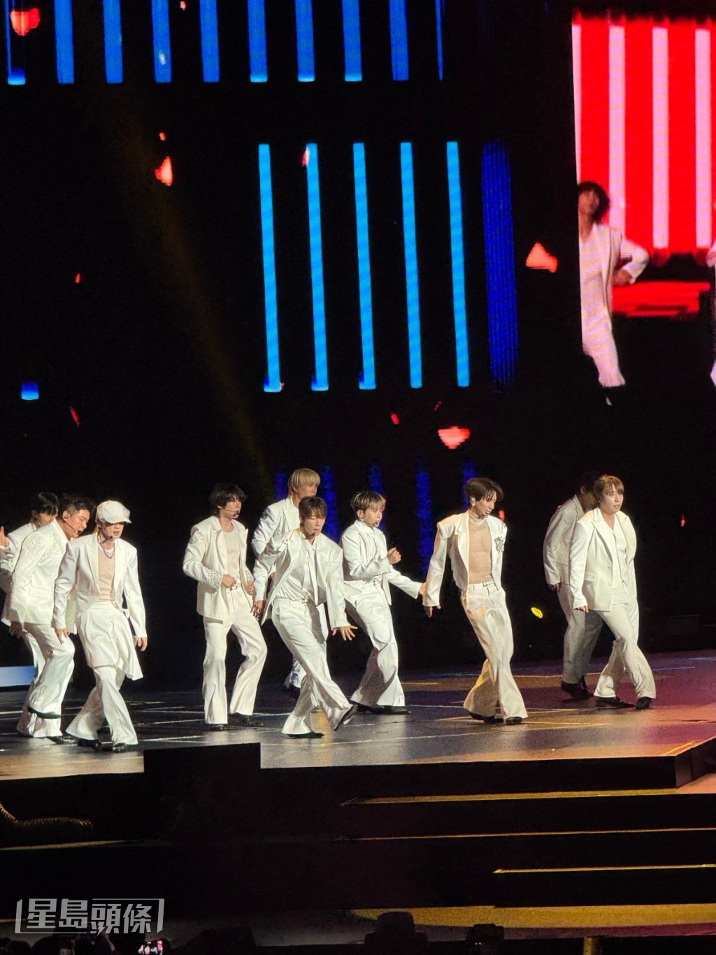 Super Junior昨晚以白色西裝Look登場，並唱出出道歌《Twins》打頭陣。（微博飯拍）