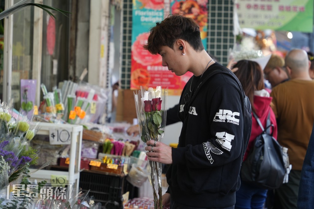 不少男士選購花束送給摯愛。吳艷玲攝