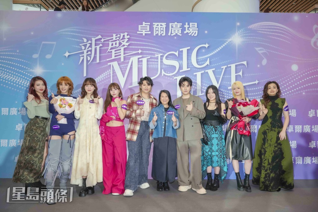 一眾聲秀選手偕同新鴻基地產(銷售及租賃)代理有限公司董事鍾秀蓮小姐合照。 一眾聲秀選手偕同新鴻基地產(銷售及租賃)代理有限公司董事鍾秀蓮小姐合照。