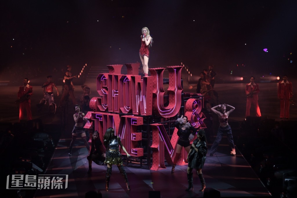 在第三場演唱會中,Sammi唱經典國語歌《出界》, 在第三場演唱會中,Sammi唱經典國語歌《出界》,