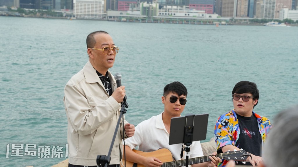 震華哥見到年輕人Busking都不禁技癢,即興與 Busker合唱《上海灘》。 震華哥見到年輕人Busking都不禁技癢,即興與 Busker合唱《上海灘》。