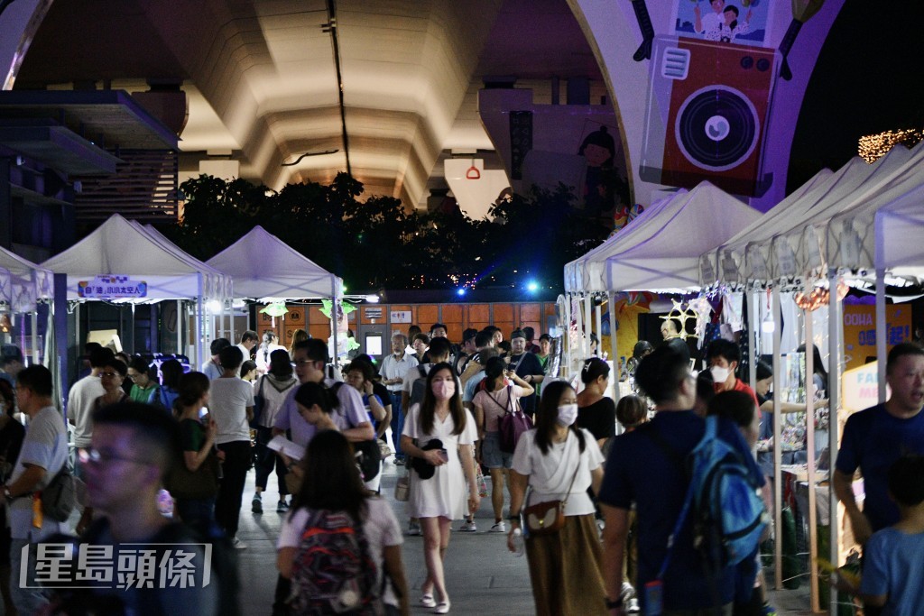 入夜後市集人流增多，氣氛熱鬧。盧江球攝