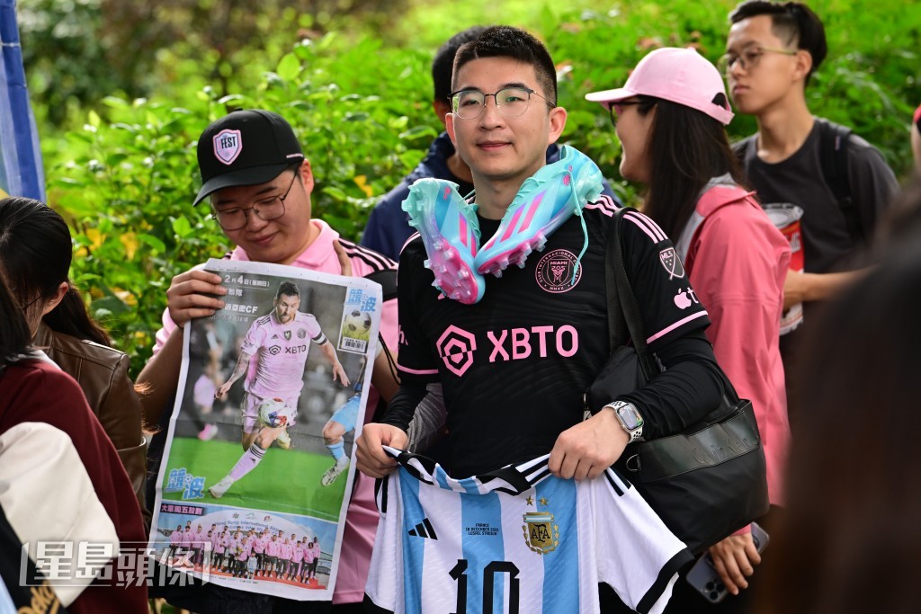 球迷除了身穿國際邁亞密的球衣，亦帶上阿根廷球衣、球鞋、刊物等希望獲得美斯簽名。陳極彰攝