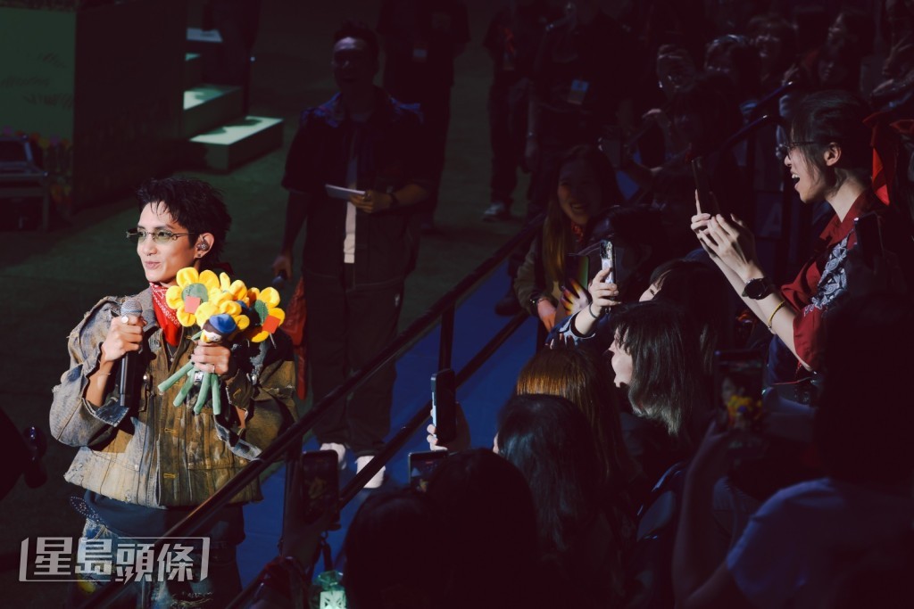 他開場以《如果電話亭》走進觀眾席,隨即引來全場粉絲興奮尖叫。 他開場以《如果電話亭》走進觀眾席,隨即引來全場粉絲興奮尖叫。