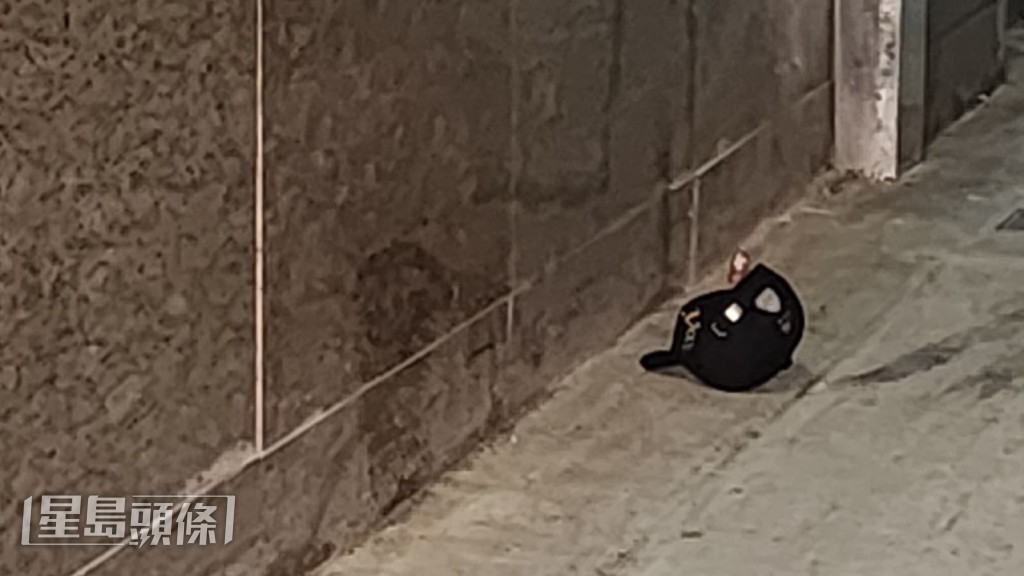 現場遺下一頂鴨嘴帽。黎志偉攝 現場遺下一頂鴨嘴帽。黎志偉攝