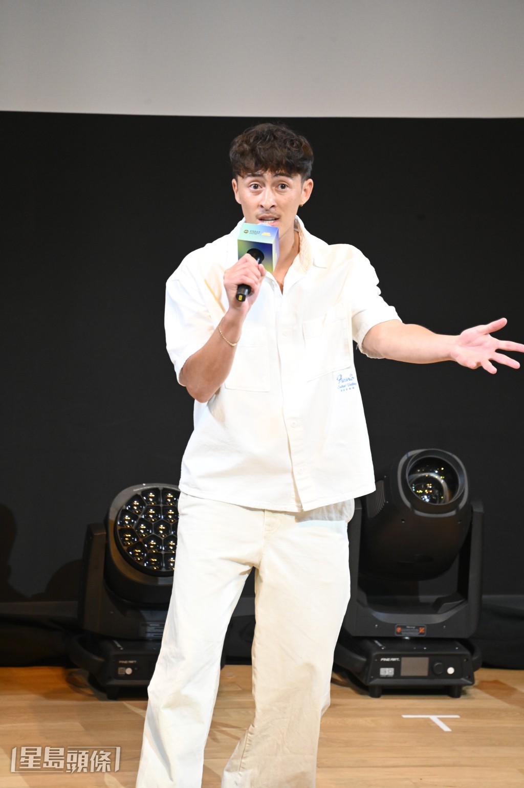 在數月來的特訓中，舞蹈總監Nicky Andersen給予Ariel不少鼓勵。