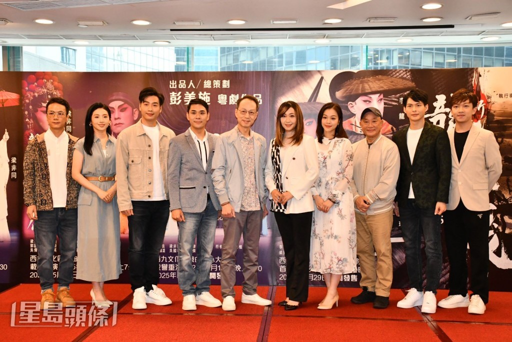 由于将电影投放在粤剧演出，武打动作不会与传统粤剧演绎方式相同，李龙（右6）觉得需要更多时间排练。