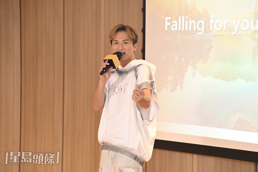 吉吉唱歌為病童家庭打氣。