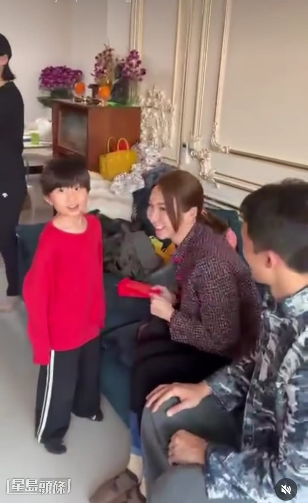 其中有位著紅衫的小男孩跟Jacquelin講恭賀說話。