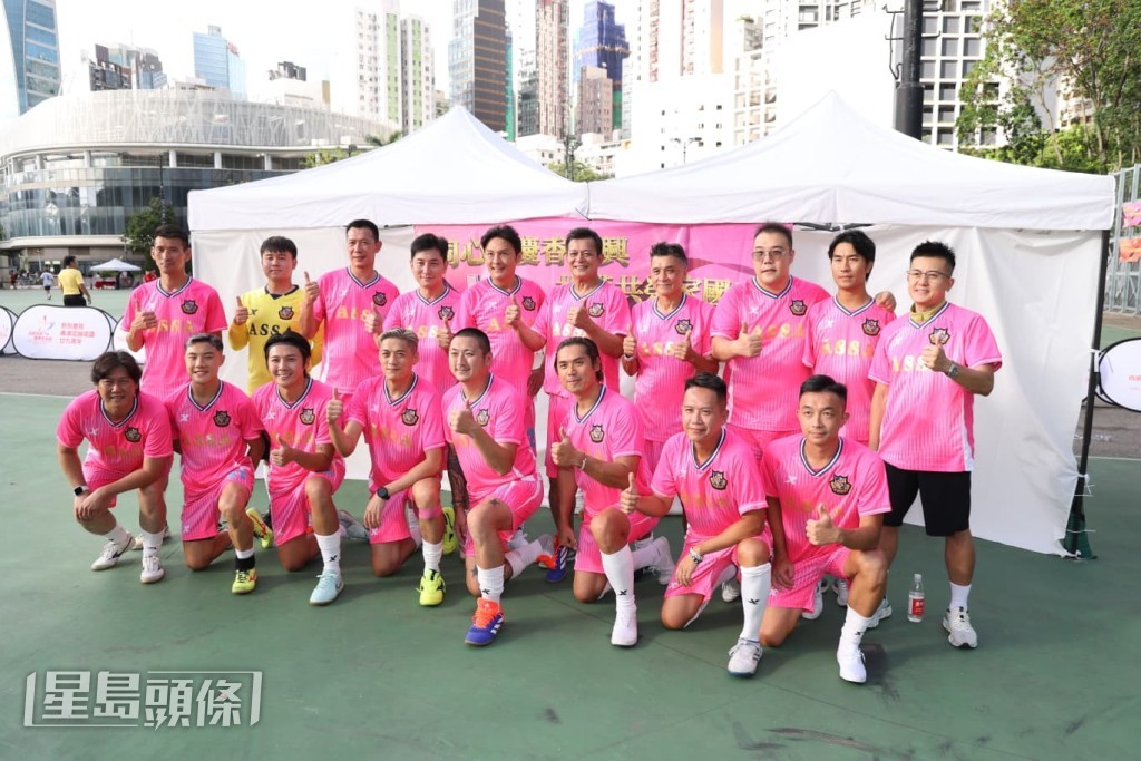 為慶祝香港回歸祖國二十九周年,明星足球隊和香港紀律部隊足球代表隊晚上(1日)在維園「2026回歸盃足球賽」中進行一場友誼賽。 為慶祝香港回歸祖國二十九周年,明星足球隊和香港紀律部隊足球代表隊晚上(1日)在維園「2026回歸盃足球賽」中進行一場友誼賽。