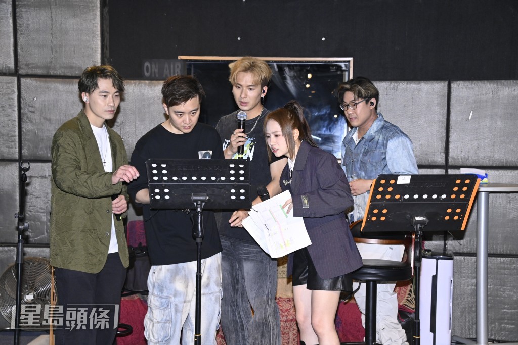 谷婭溦、周吉佩、譚輝智、黃劍文與羅啟豪為演唱會採排。