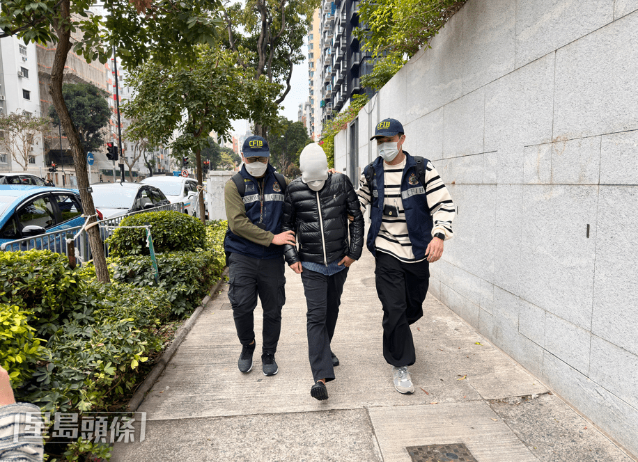 海關拘捕涉案人士。梁國峰攝