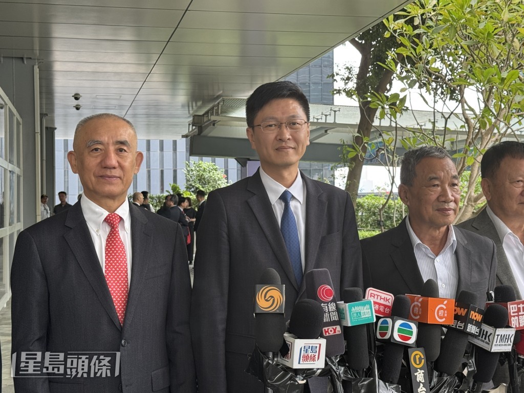 林銘鋒(左二)報名參選航運交通界功能界別。 林銘鋒(左二)報名參選航運交通界功能界別。