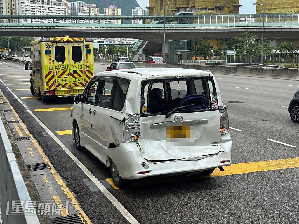 其中一輛私家車車尾損毀。譚智成攝 其中一輛私家車車尾損毀。譚智成攝