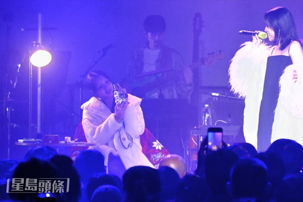 Marf說最正可以聽Winka唱歌,仲要喺佢斜後面,好享受喺度幫佢哋影相。 Marf說最正可以聽Winka唱歌,仲要喺佢斜後面,好享受喺度幫佢哋影相。