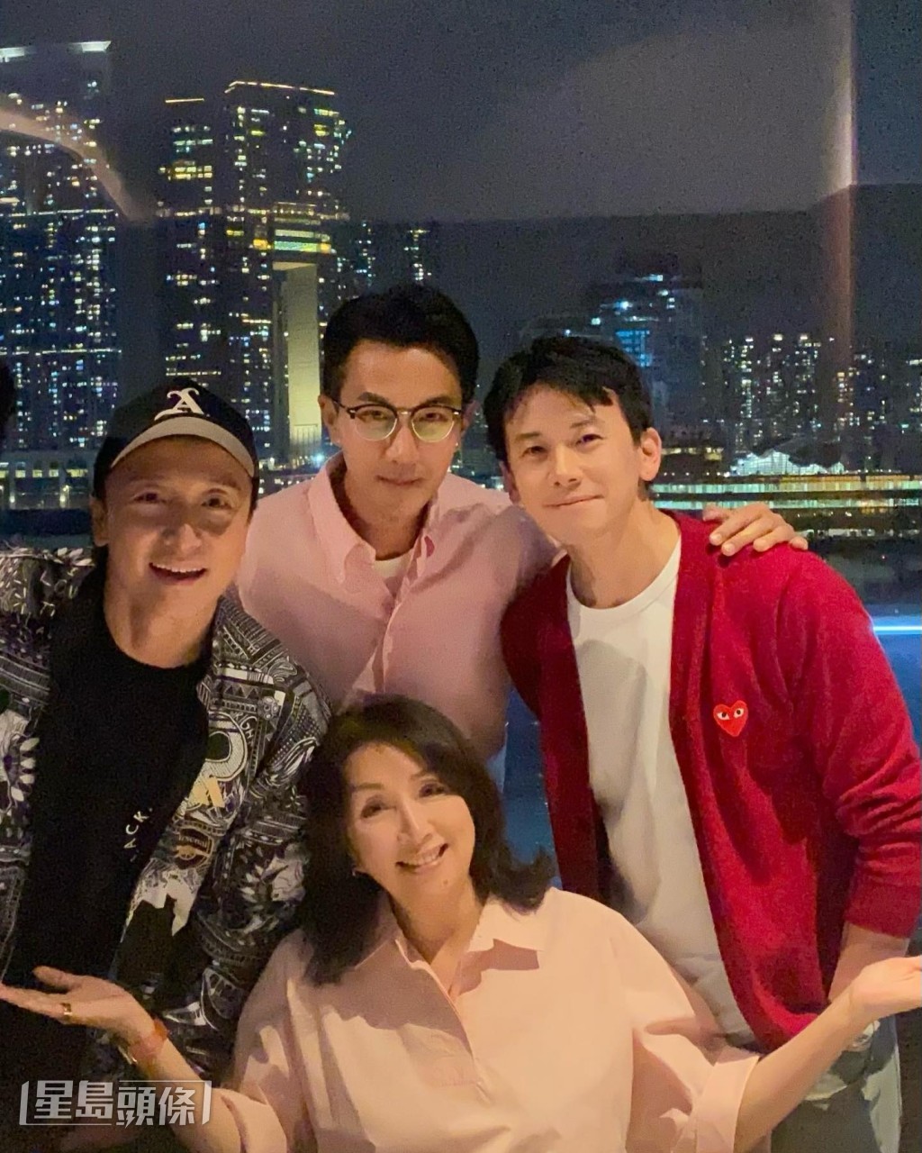 當晚各人沒有帶另一半,四個人吃一餐飯四個多小時傾得很開心。 當晚各人沒有帶另一半,四個人吃一餐飯四個多小時傾得很開心。