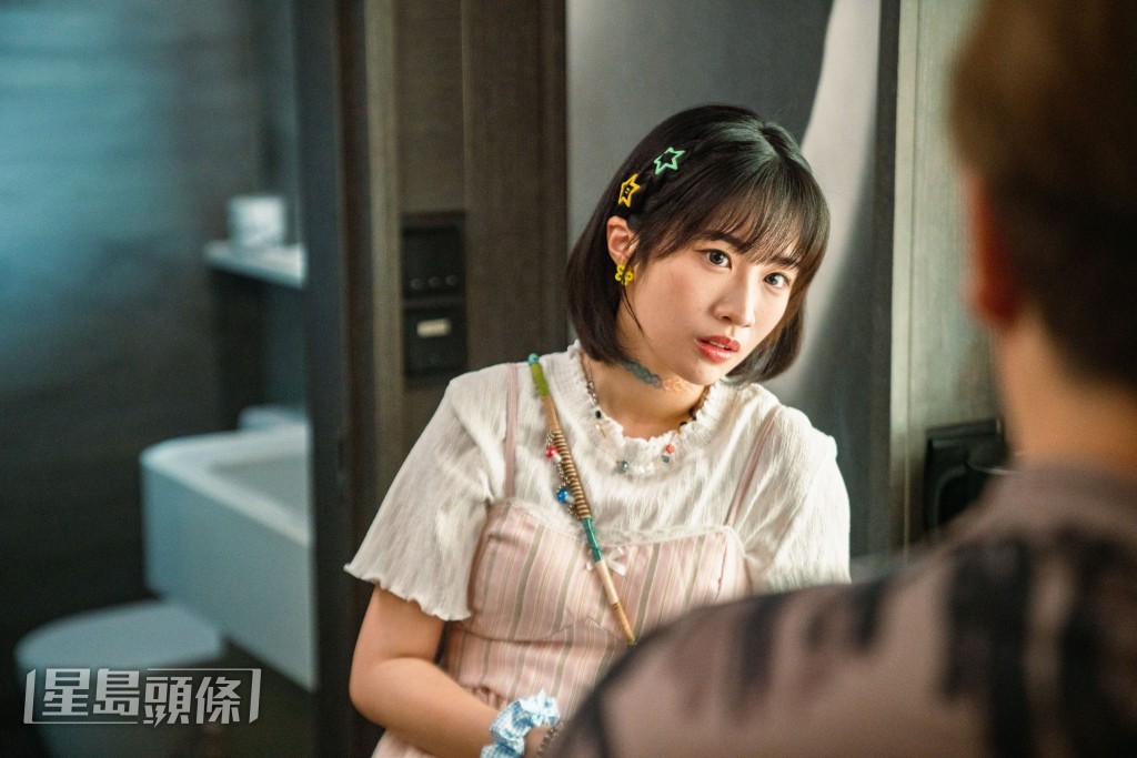 為演好追星少女何美儀,何洛瑤在拍攝前親身體驗追星日常。 為演好追星少女何美儀,何洛瑤在拍攝前親身體驗追星日常。