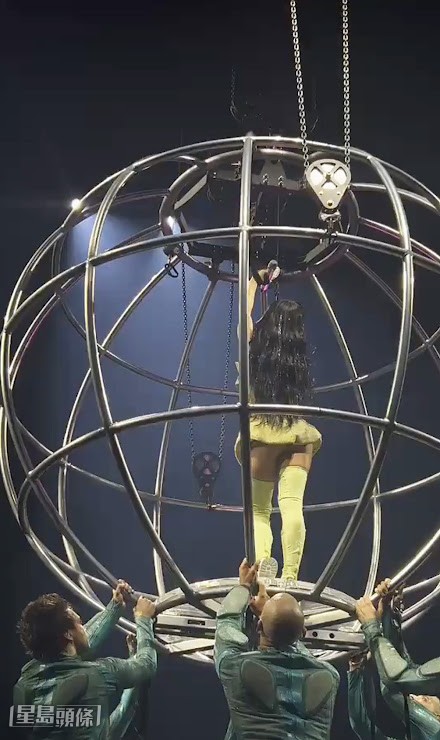 金屬球道具突然傾斜，一眾工作人員即衝上前拯救Katy！
