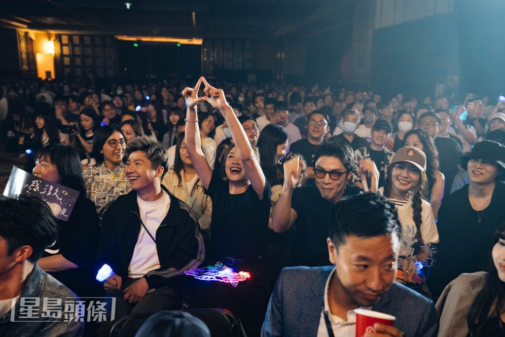 閨密麥美恩Sweet爆在台下派心畀Jinny。 閨密麥美恩Sweet爆在台下派心畀Jinny。