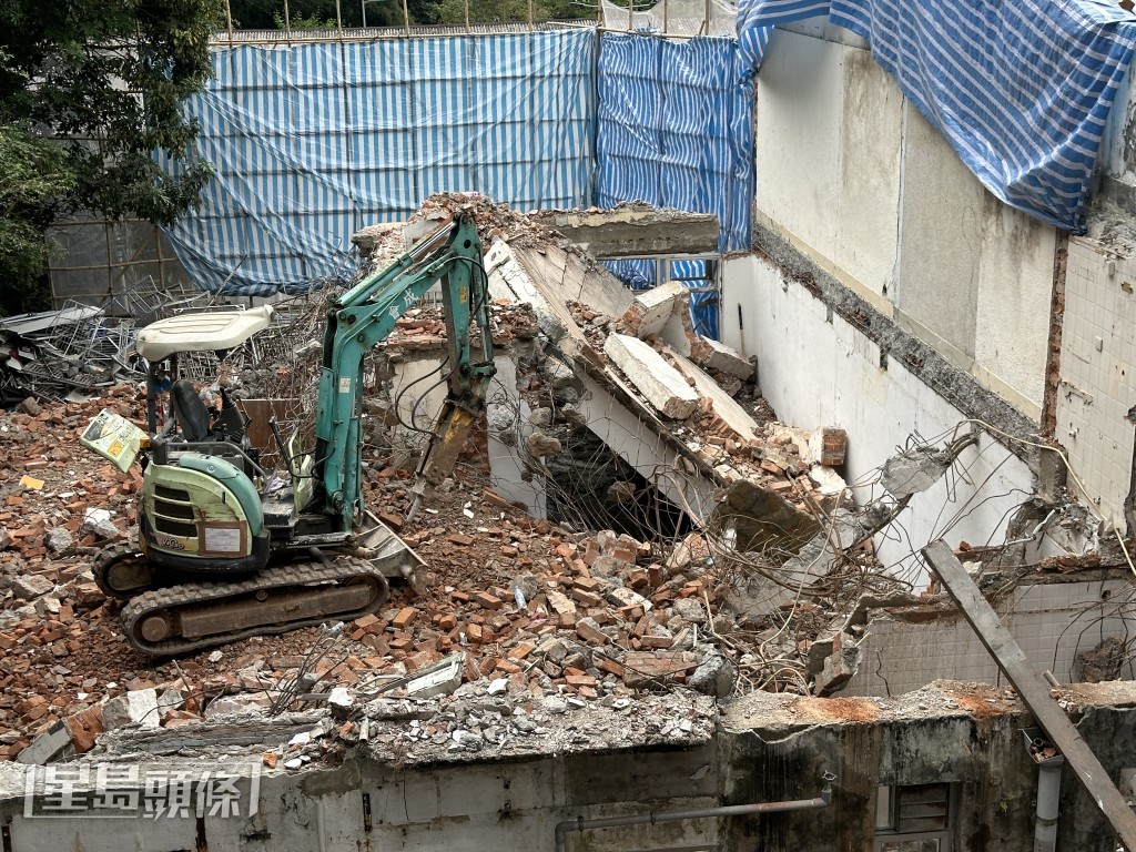 石屎墙倒塌砖头堕下压住工人下半身。梁国峰摄