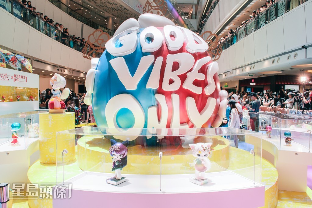 作品中寫着大大的「Good Vibes Only」,在在說明上野陽介傳播的樂觀精神。 作品中寫着大大的「Good Vibes Only」,在在說明上野陽介傳播的樂觀精神。