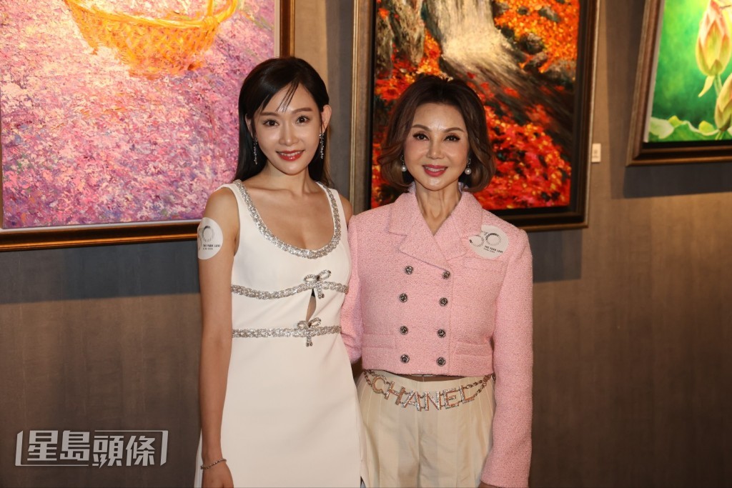  謝玲玲與趙慧珊（Aka）舉行慈善畫展。