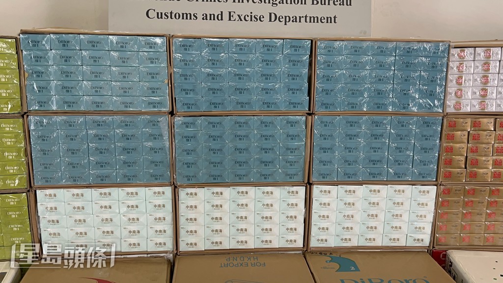 海關檢獲大量私煙。楊偉亨攝 海關檢獲大量私煙。楊偉亨攝