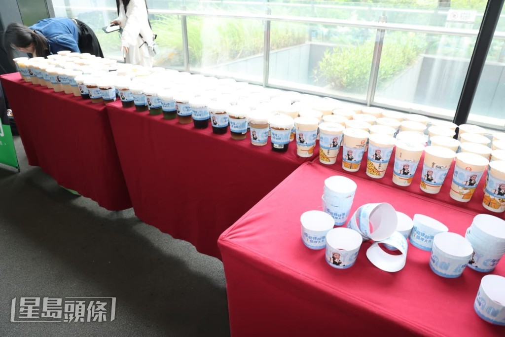 陳煒的粉絲送上飲品給劇組。 陳煒的粉絲送上飲品給劇組。