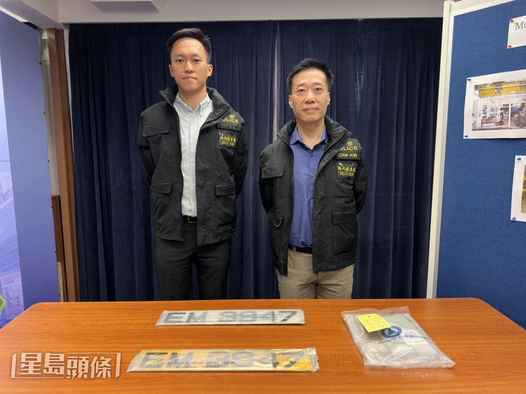 警方展开当年的证物。梁国峰摄