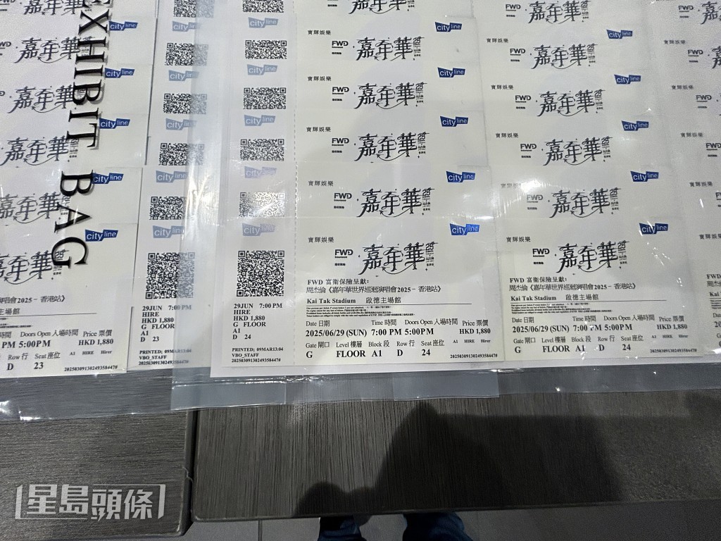 警方檢獲周杰倫演唱會假飛。林思明攝 警方檢獲周杰倫演唱會假飛。林思明攝
