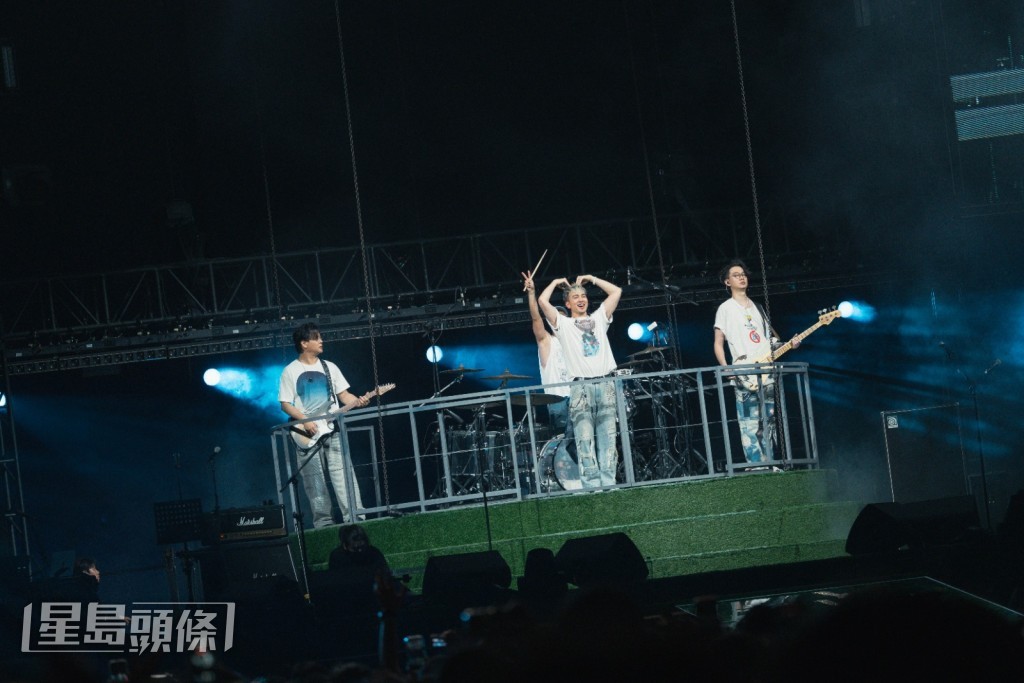 Dear Jane登上超巨型移動月亮。