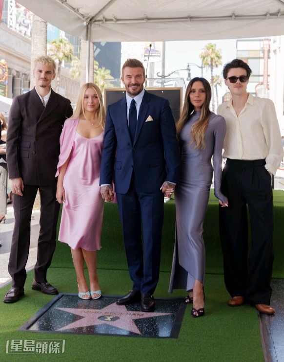 二仔Romeo(左一)、細女Harper(左二)和三仔Cruz(右一)都有現身儀式,力撐爹哋。 二仔Romeo(左一)、細女Harper(左二)和三仔Cruz(右一)都有現身儀式,力撐爹哋。