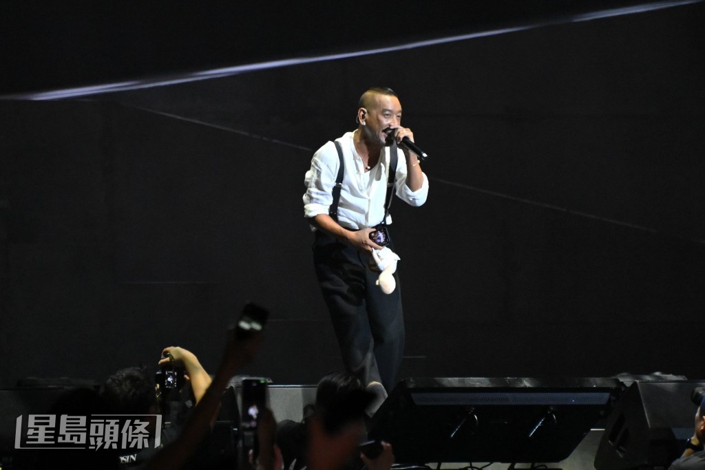 Juno專心唱歌