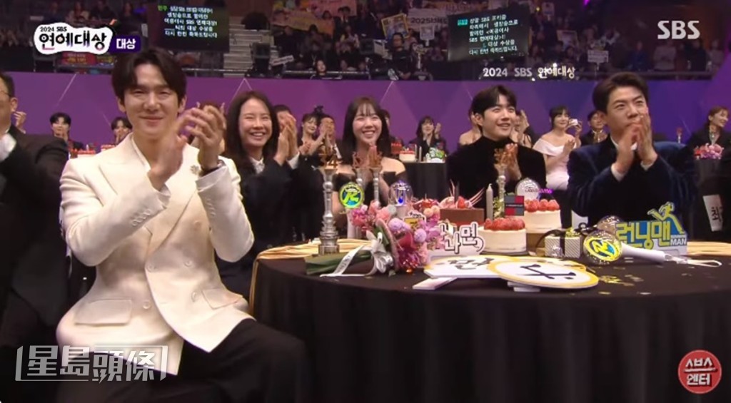 台下眾人都送上掌聲祝賀。 台下眾人都送上掌聲祝賀。