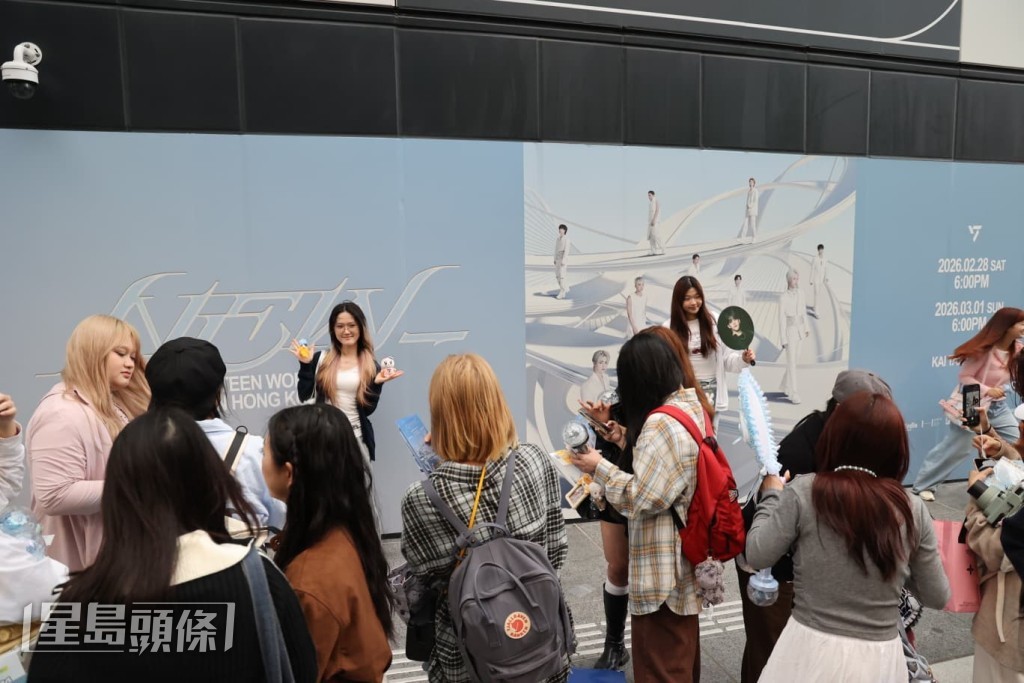 開場前,不少粉絲自備了應援物品到場支持偶像。 開場前,不少粉絲自備了應援物品到場支持偶像。