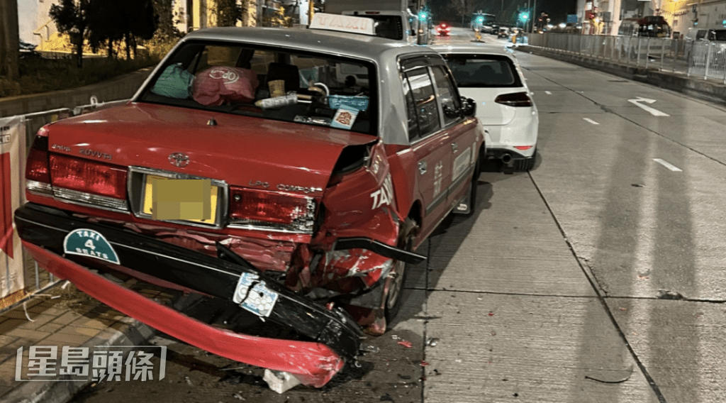 捱撞的士車尾損毀嚴重,左邊兩個車輪被撞上行人路邊。蔡楚輝攝 捱撞的士車尾損毀嚴重,左邊兩個車輪被撞上行人路邊。蔡楚輝攝