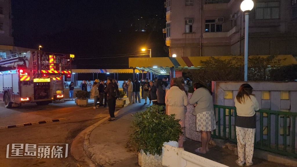 由於許多居民都是在睡夢中驚醒，均身穿睡衣，亦有人抱著寵物狗一起逃生。黎志偉攝