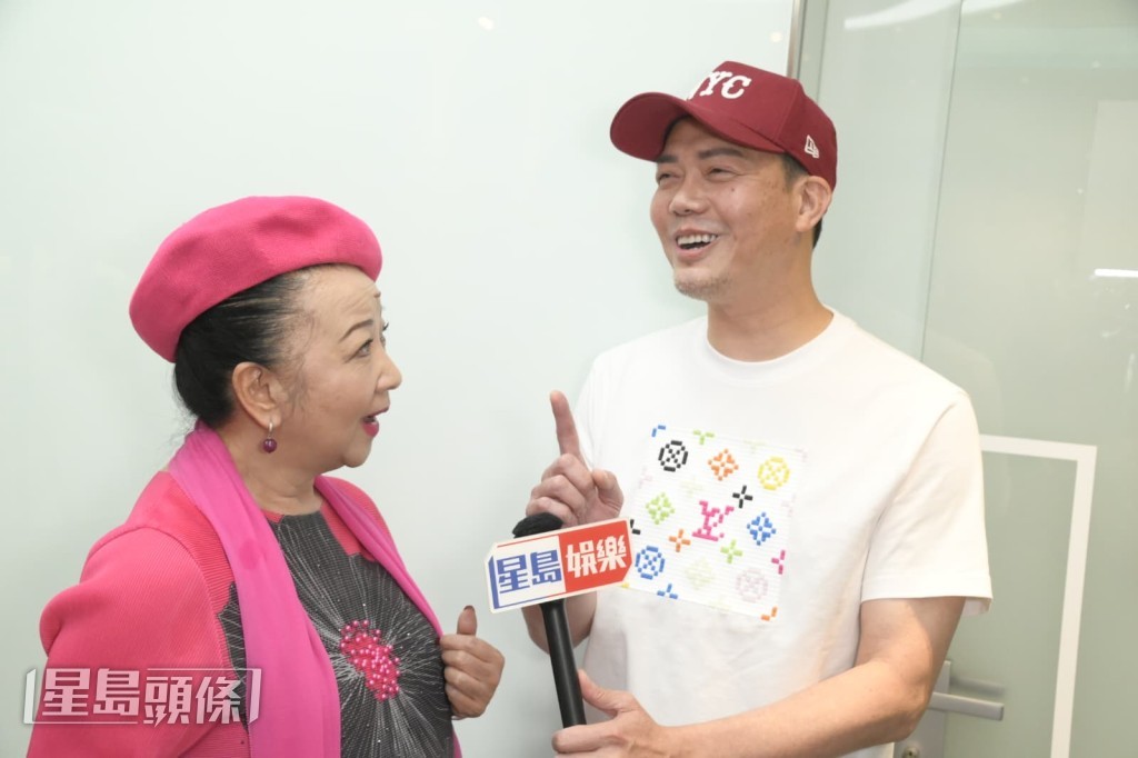 謝天華明天也將帶同子女飛往陽光與海灘的地方共度復活節假期,二人笑言明天在機場再見。 謝天華明天也將帶同子女飛往陽光與海灘的地方共度復活節假期,二人笑言明天在機場再見。